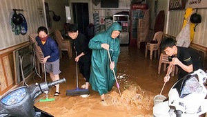 Đường ở trung tâm Đà Lạt ngập lút sau mưa, người dân vừa khóc vừa tát nước
