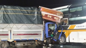 Xe chở quan tài tông xe khách giường nằm trên quốc lộ 1 ở Tiền Giang