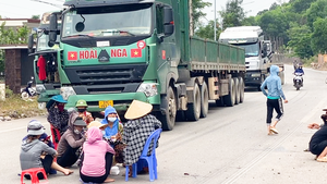 Người dân chặn xe tải ra vào cảng biển Vissai vì lo môi trường bị ô nhiễm