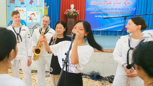Thủy thủ tàu sân bay Mỹ nhảy, hát cùng các em nhỏ ở TP Đà Nẵng