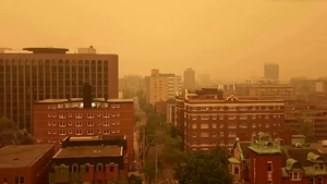 Cháy rừng ở Canada nhuộm cam bầu trời New York