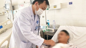Cứu sống ngoạn mục nam bệnh nhân ngưng tim do bị đâm