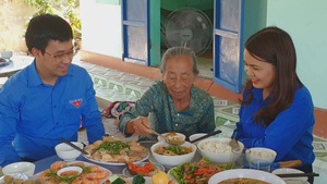 Góc nhìn trưa nay | Ấm áp bữa cơm bên Mẹ Việt Nam Anh hùng