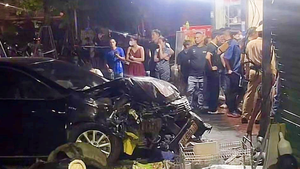 Một người đã chết trong vụ ô tô mất lái lao lên vỉa hè, tông nhiều người ở Hà Nội