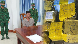Một nghi phạm đầu thú khai vận chuyển 19kg kim loại nghi là vàng từ Campuchia về Việt Nam