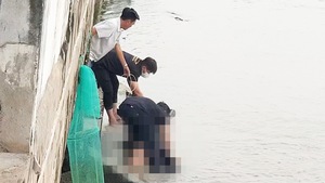 Phát hiện thi thể nam thanh niên ở khu vực công viên bến Bạch Đằng bờ sông Sài Gòn