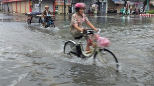 Đường phố Rạch Giá nước ngập lênh láng, tàu cao tốc đi Phú Quốc ngưng chạy do thời tiết xấu