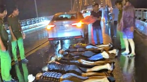 Cận cảnh công an bắt giữ 31 thanh niên ngay trên cầu Rạch Miễu