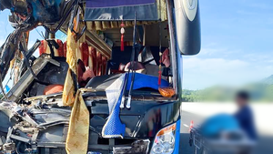 Xe chở khoảng 40 người đi từ thiện từ TP.HCM tông vào xe tải trên cao tốc Nha Trang - Cam Lâm