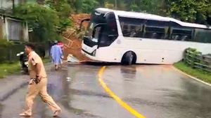 Video nóng: Sạt lở đất đè trạm cảnh sát giao thông ở đèo Bảo Lộc, 4 người mất tích