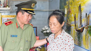 Thiếu tướng Đinh Văn Nơi thăm các gia đình liệt sĩ vụ tấn công 2 trụ sở xã ở Đắk Lắk