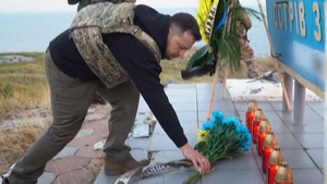 Tổng thống Ukraine Zelensky đi thuyền thăm đảo Rắn, đặt hoa tại đài tưởng niệm