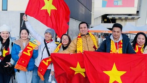 Cổ động viên đến sân Dunendin ủng hộ tuyển nữ Việt Nam đấu trận cuối tại World Cup