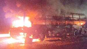Xe khách chở 26 người bốc cháy dữ dội trên cao tốc