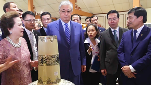 Chủ tịch nước Võ Văn Thưởng và Tổng thống Kazakhstan thử làm gốm Chu Đậu ở Hải Dương