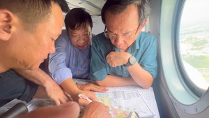 Bí thư Nguyễn Văn Nên, Chủ tịch Phan Văn Mãi ngồi trực thăng khảo sát để lập quy hoạch