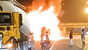 Xe tải chở vỏ hạt điều cháy ngùn ngụt trên quốc lộ 51 qua Đồng Nai