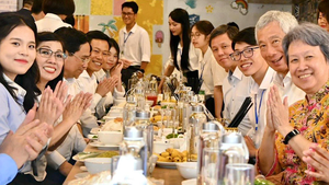 Thủ tướng Phạm Minh Chính và Thủ tướng Lý Hiển Long ăn trưa với sinh viên Đại học Quốc gia Hà Nội