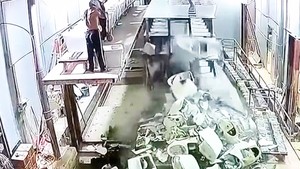 Hàng chục bồn cầu mới nung đổ bể theo hiệu ứng domino