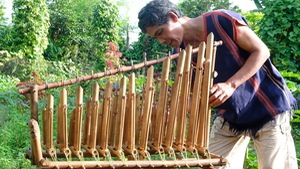 Độc đáo cây đàn hoàn toàn mới làm bằng tre của nghệ nhân Jrai, bán được tiền triệu