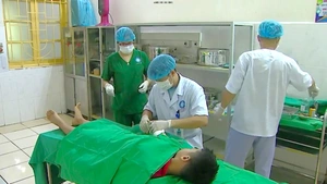 Thầy giáo hút thuốc lá gây ra vụ nổ bóng bay ngày khai giảng, bị phạt 350.000 đồng