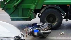 Tài xế ô tô mở cửa bất cẩn, thai phụ ngã ra đường thiệt mạng dưới bánh xe rác