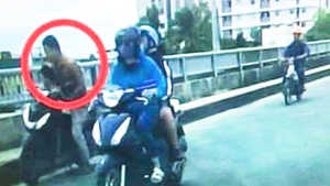 Bắt kẻ tàn ác, ném con trai của người phụ nữ từng có quan hệ tình cảm với mình xuống sông