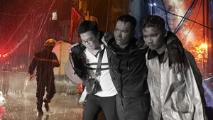 Hình ảnh cảm động: Cảnh sát dầm mưa cứu người trong vụ cháy chung cư mini ở Hà Nội