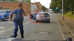 Tài xế xe Mercedes vi phạm giao thông, kéo lê cảnh sát khi bỏ chạy