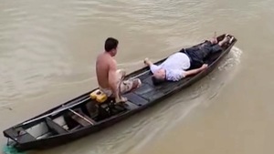 Ô tô lao xuống sông Đồng Nai, tài xế được người dân chạy xuồng đến cứu