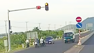 Ô tô tông hàng loạt xe máy dừng đèn đỏ, nhiều người bị thương trên quốc lộ 1