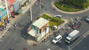 Cận cảnh tháo dỡ căn nhà án ngữ giữa giao lộ suốt 10 năm ở quận Tân Phú