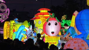 Lung linh lễ hội rước đèn trung thu ở Phan Thiết