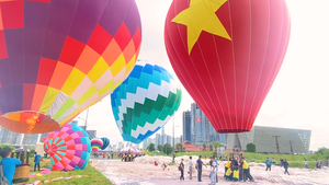 Thả khinh khí cầu in hình cờ Tổ quốc cao 18m bên bờ sông Sài Gòn