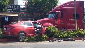 Tai nạn giữa xe container và ô tô, cả gia đình bốn người may mắn thoát nạn