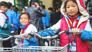 Trao 200 suất học bổng Gieo mầm tri thức cho học sinh nghèo vượt khó tại Nam Định