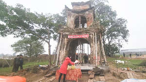 Xem 'thần đèn' Nguyễn Văn Cư di dời cổng tam quan nặng hơn 100 tấn