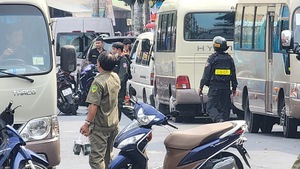 Cảnh sát phong tỏa, kiểm tra quán bar trên đường Gò Dầu ở Tân Phú