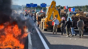 Nông dân Pháp biểu tình toàn quốc, chặn đường cao tốc