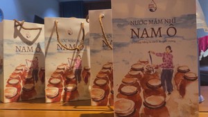 Góc nhìn trưa nay | Nước mắm truyền thống hồi sinh nhờ bắt trend làm quà Tết