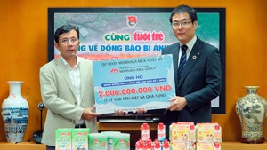 Tập đoàn Morinaga Milk Nhật Bản ủng hộ tiền và quà trị giá 2 tỉ đồng cho người dân vùng bão lũ