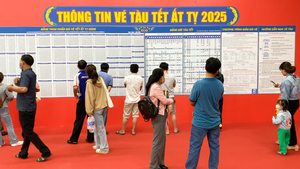 Ga Sài Gòn đông nghẹt người ngày đầu bán vé tàu Tết Ất Tỵ 2025