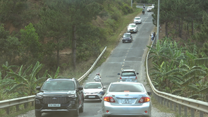 Nhiều tài xế chọn qua đèo Đại Ninh để đến Đà Lạt thay vì quốc lộ 20