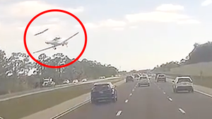 Camera ghi hình máy bay lao xuống cao tốc, va vào ô tô rồi cháy nổ ở Mỹ