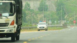 Cảnh sát giao thông tăng cường trên cao tốc Cam Lộ - La Sơn, tài xế giảm vượt ẩu