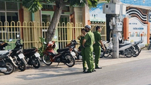 Trực tiếp: Công an phong tỏa, vây bắt người đàn ông xông vào trường mầm non ở Tiền Giang