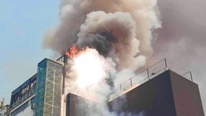 Cháy dữ dội tại quán bar trong tòa nhà cao tầng, nhiều người tháo chạy