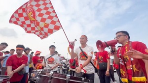 Cổ động viên khuấy động sân Mỹ Đình trước trận Việt Nam gặp Indonesia