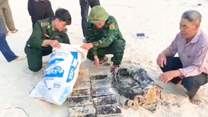 Người dân phát hiện 20kg ma túy trên bãi biển ở Quảng Bình