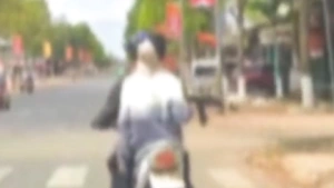 Thực hư clip thiếu niên mang 'súng AK', đi xe máy vượt đèn đỏ ở Đăk Lắk